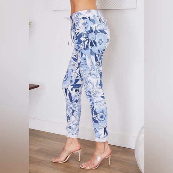 (6175-BLU-WHT) BLUE TROPICAL FLOWERS PRINT CRINKLE JOGGER WITH POCKETS - Picture 3 of 4